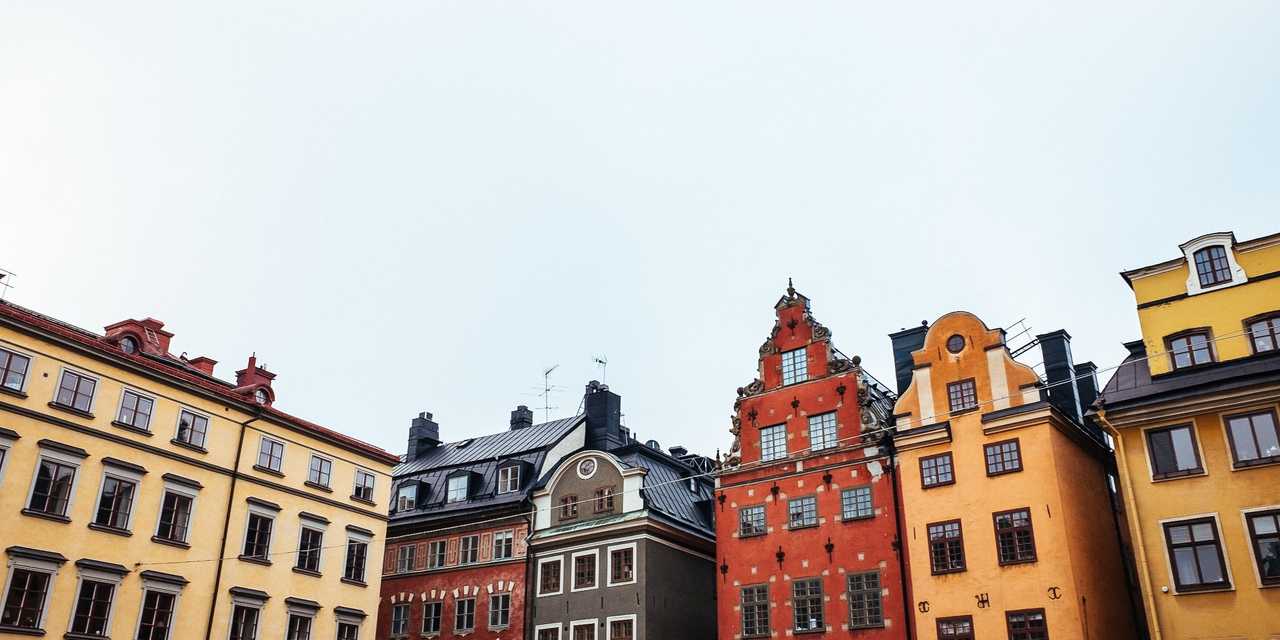 Rött hus med vita knotar.