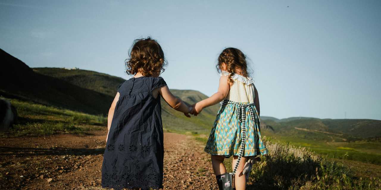 To børn hånd i hånd