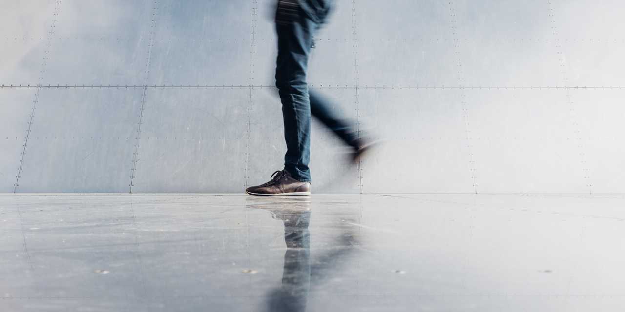 Henkilö kävelee sisätiloissa