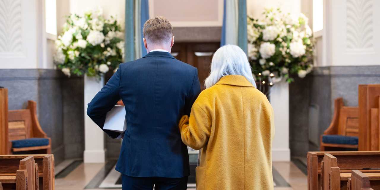 Äiti ja poika hautajaisissa