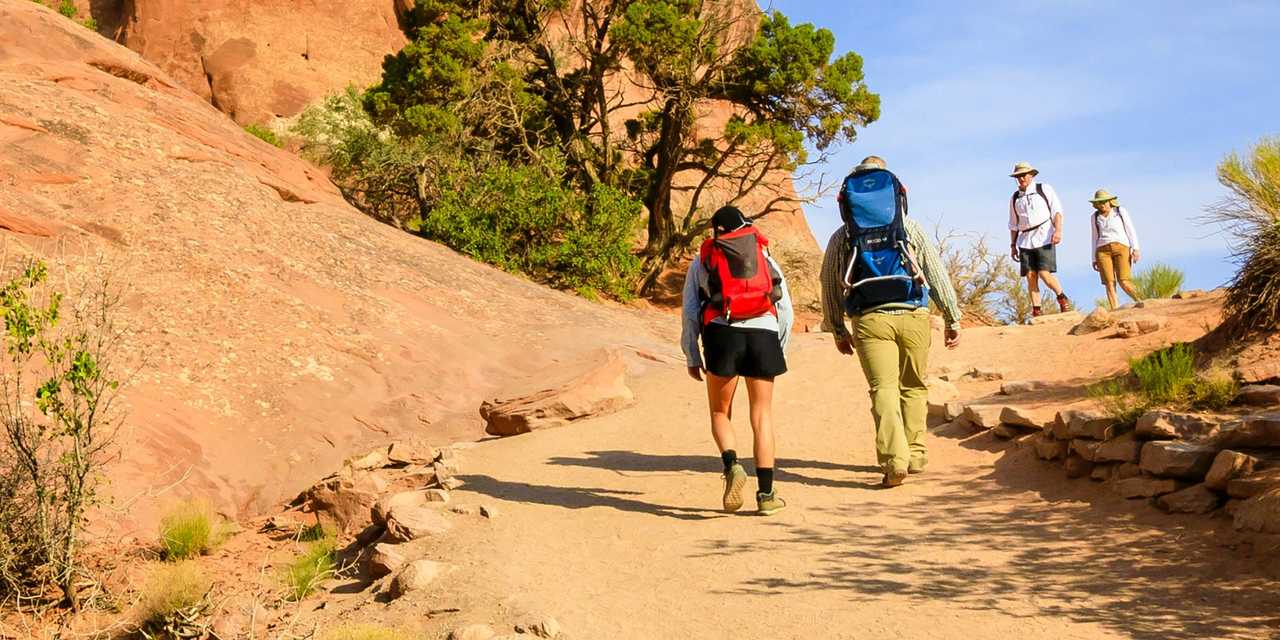 Fire mennesker går udenfor. Bjerget kan ses i baggrunden.