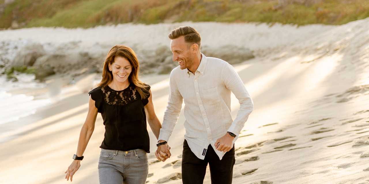 to personer på stranden.