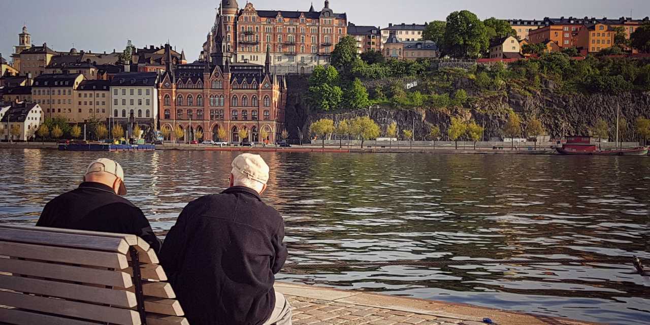 Bror sitter på strand