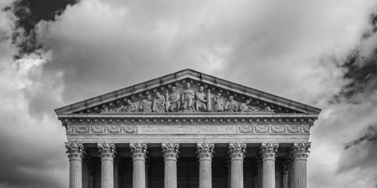 Mustavalkoinen valokuva oikeustalosta. 