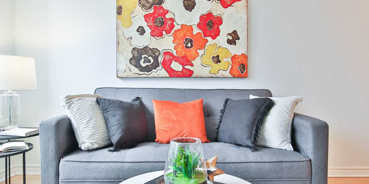 Soffa i vardagsrum med kuddar