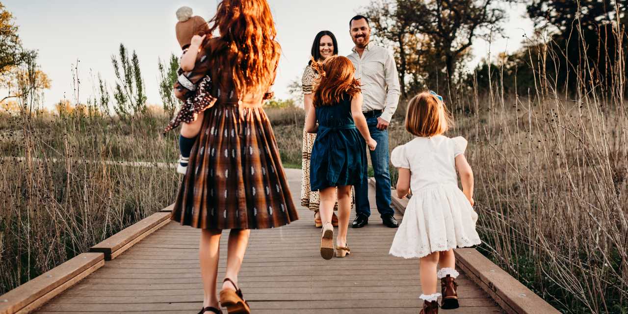 Familj på promenad