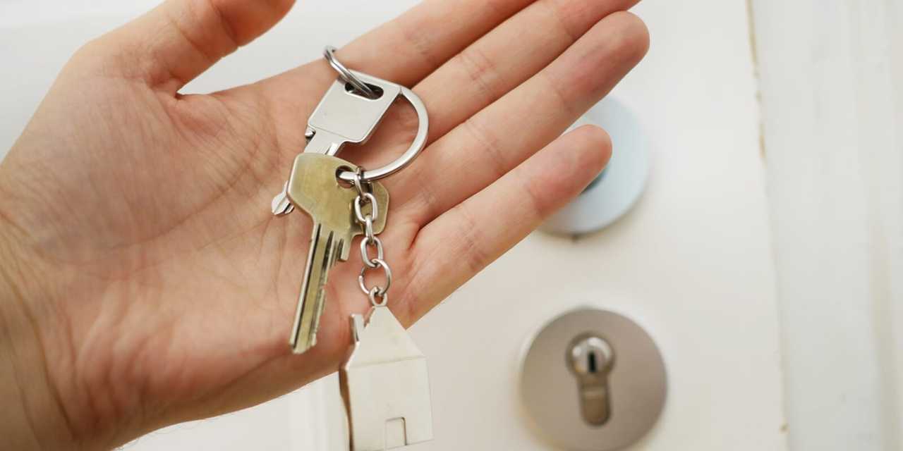 Nycklar i handen