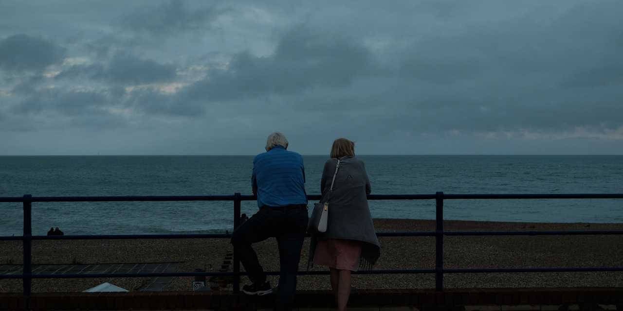 Kaksi henkilöä rannalla. 