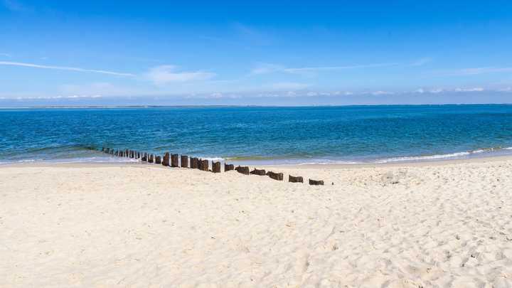 Brickor ut till ett stort hav