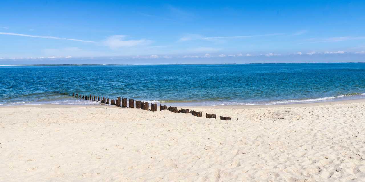 Brickor ut till ett stort hav