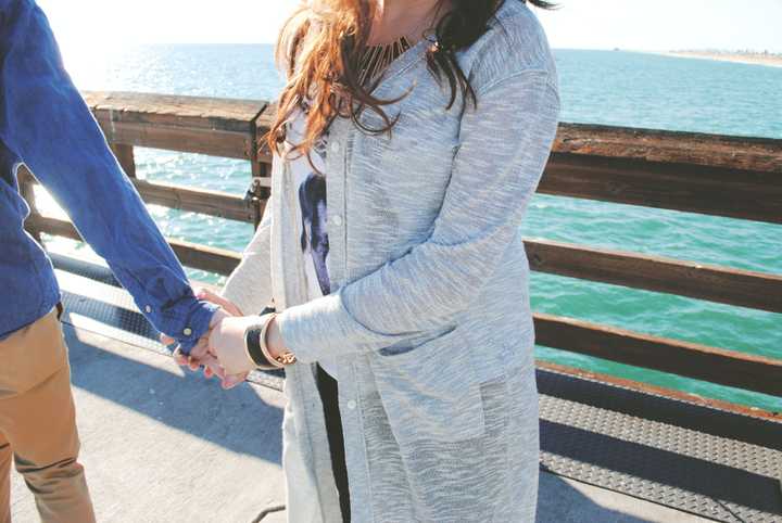 Pariskunta käsikädessä