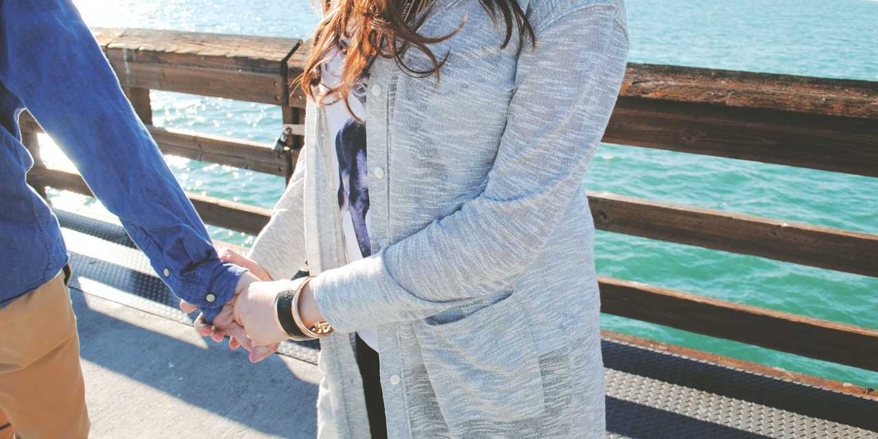 Pariskunta käsikädessä