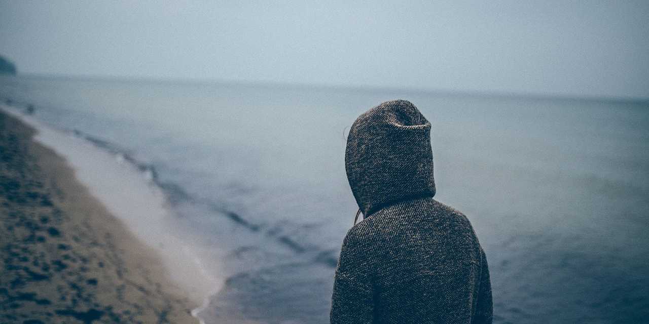 Person är ledsen på stranden