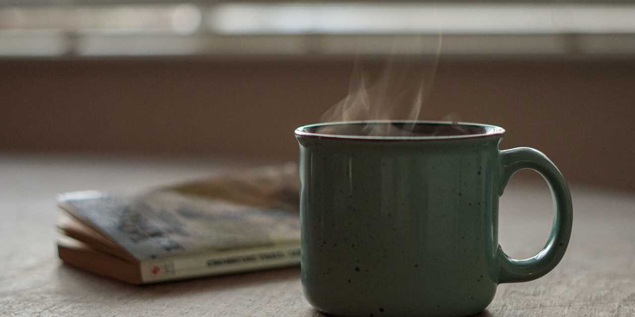 Höyryävä kahvi ja kirja