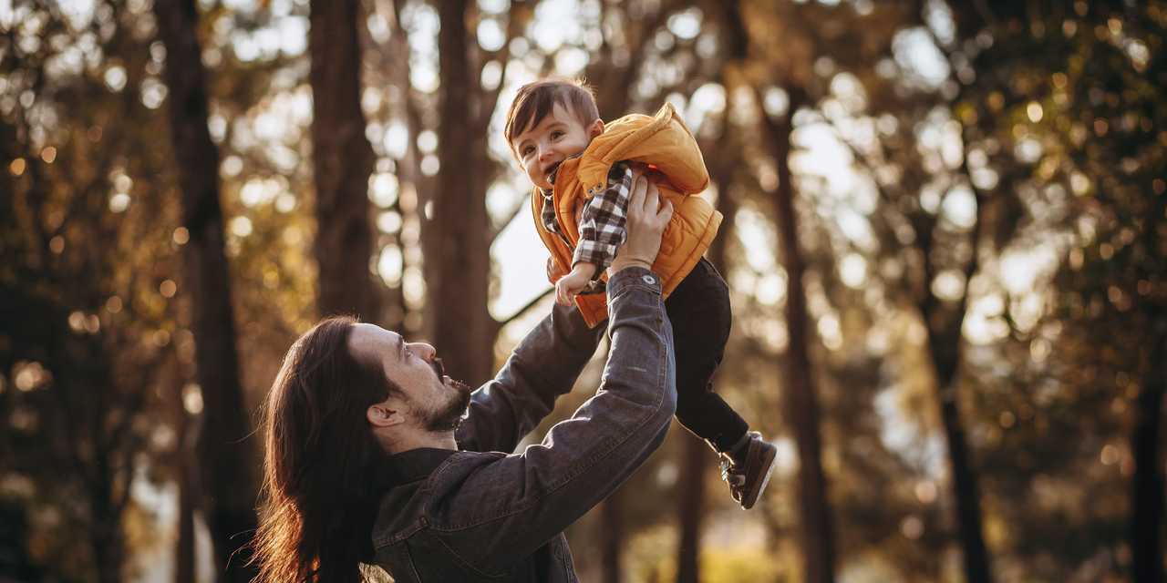 Pappa och barn i skugen