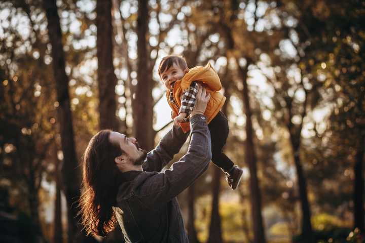 Pappa och barn i skugen
