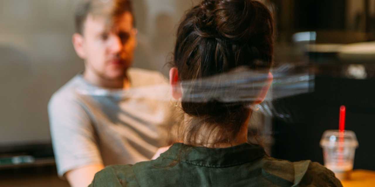 To personer ved bordet.