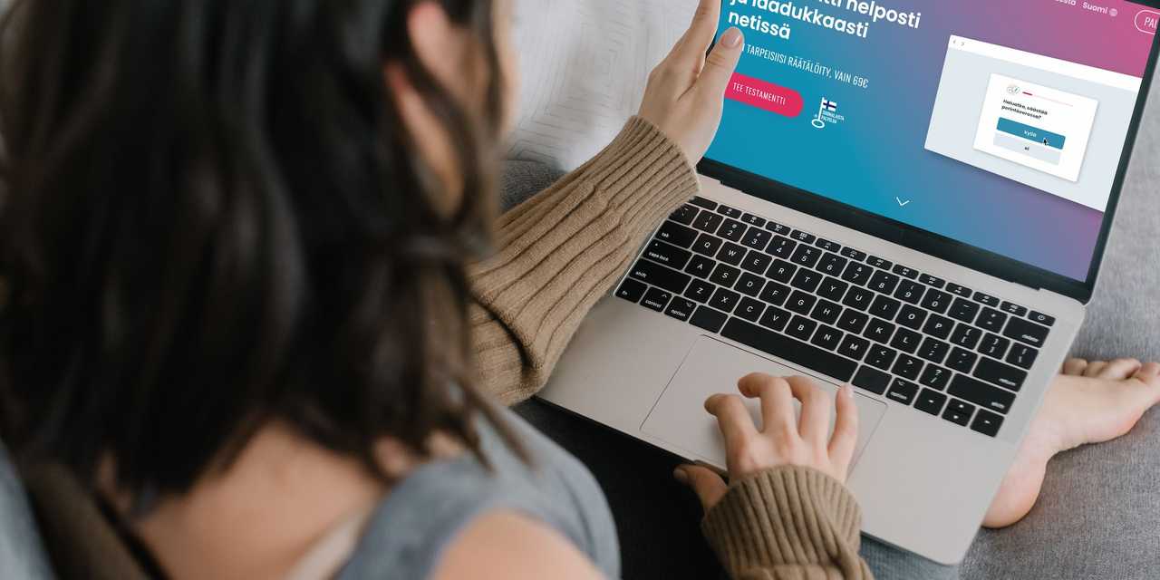 Henkilö selailemassa Aatoksen testamenttipalvelua.