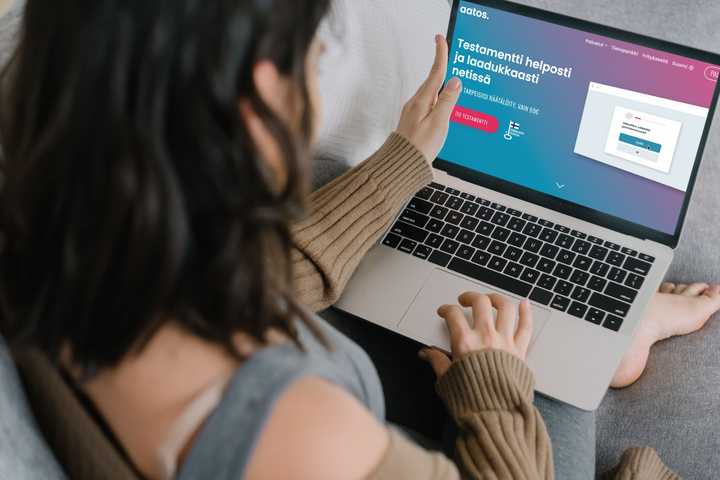 Henkilö selailemassa Aatoksen testamenttipalvelua.