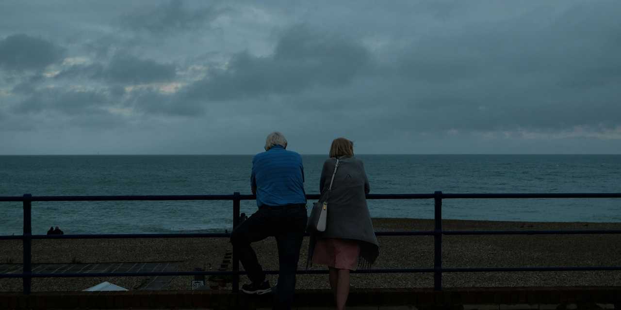 To mennesker der kigger ud over vandet