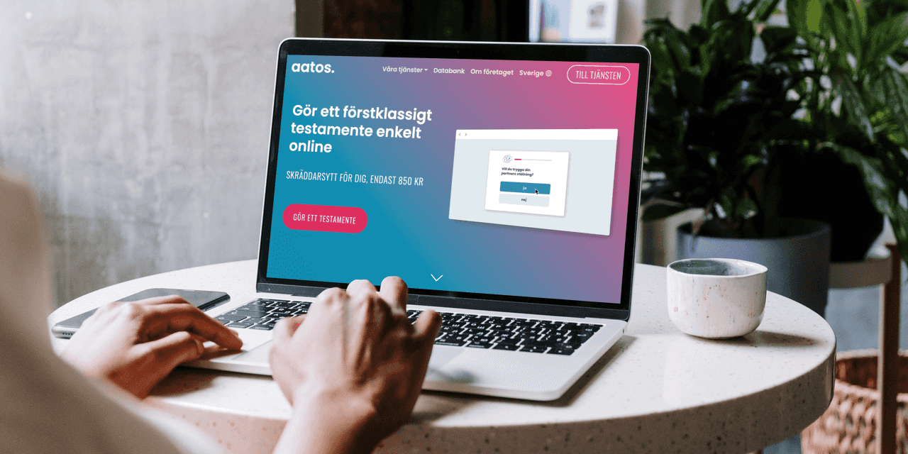 Person som jobbar på en dator med en kaffekopp bredvid. 