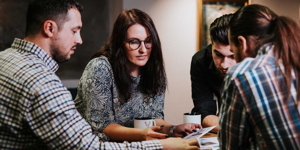 Perhe kokoontunut muistelemaan vainajaa