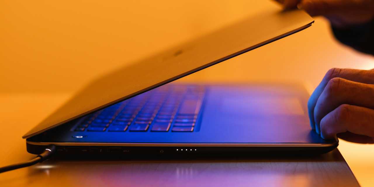 Kannettavan tietokoneen avaaminen