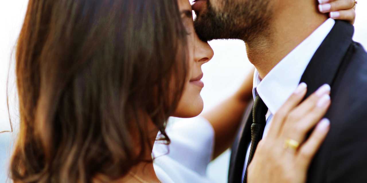 Par som håller om varandra