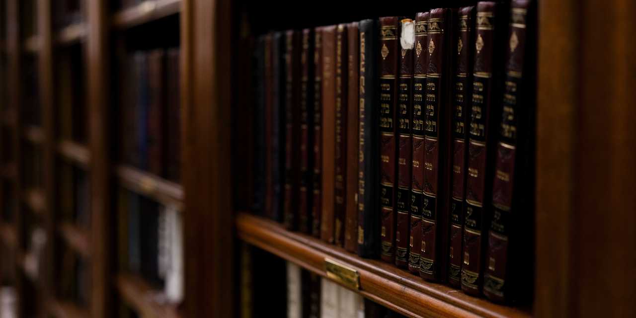 Vanhoja kirjoja kirjahyllyssä.