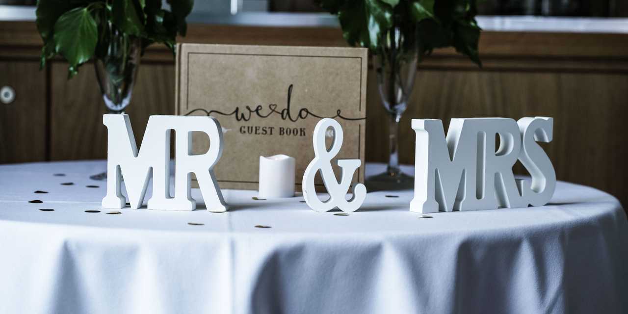 Mr & Mrs -kyltit lahjapöydällä