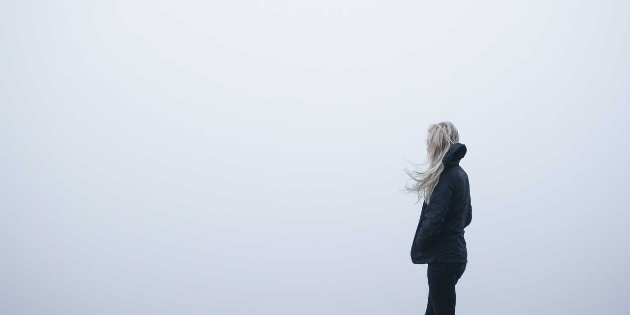 henkilö kallion reunalla