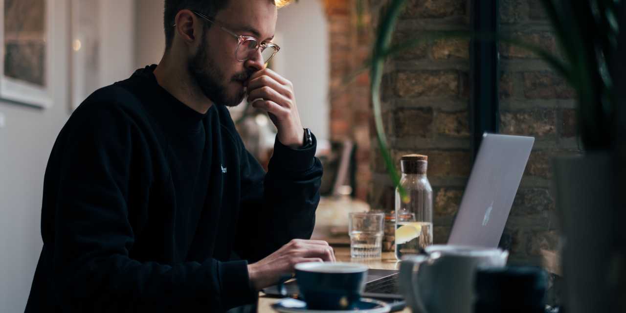 Man tänker vid dator