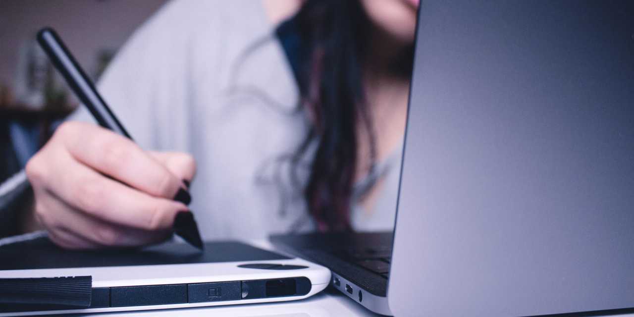 Nainen tekee ositusta tietokoneella